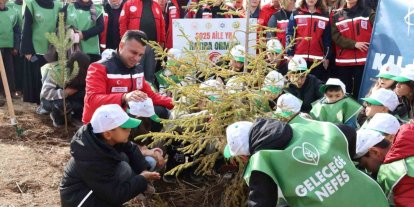Aile Yılı’nda anlamlı buluşma: Aile Hatıra Ormanı’nda fidanlar toprakla buluştu