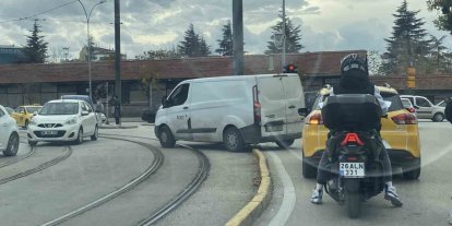 Kırmızı ışıkta beklemek yerine kolay yolu seçti