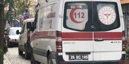 Ters yönden gelen plakasız otomobil ambulansın ilerlemesini engelledi