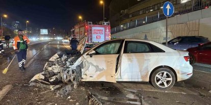 Bakırköy’de kontrolden çıkan otomobil karşı şeritteki araca çarptı