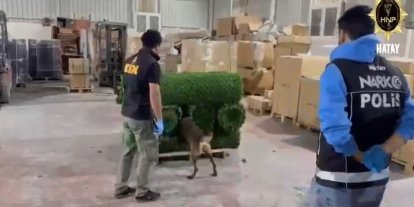 Binlerce uyuşturucu hapı yapay çimin içerisine sakladılar