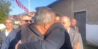 Şehit babası MHP’li başkana sarılıp "Beni Devlet Bahçeli’ye götürün" dedi