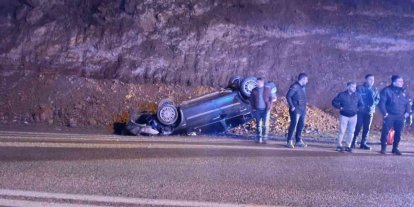 Yola düşen kayalardan kaçan otomobil takla attı: 2 yaralı
