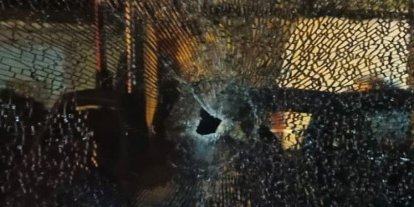 Çok sayıda yolcunun bulunduğu otobüse silahlı saldırı anı kamerada