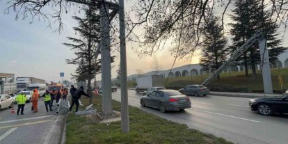 Damperi açık tır PTS direğini devirdi, facia kıl payı atlatıldı