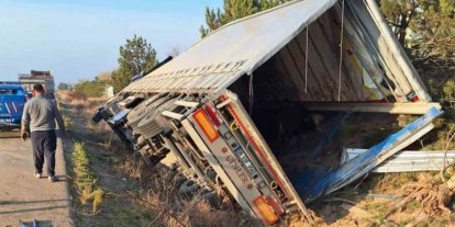 Kırıkkale’de tır devrildi: 5 büyükbaş hayvan telef oldu