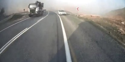 Elazığ’da otomobilin hatalı sollaması kazaya davetiye çıkardı