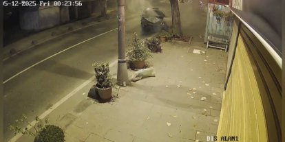 Beykoz’da ehliyetsiz sürücünün kullandığı otomobil ağaca çarpıp yola savruldu: 2 yaralı