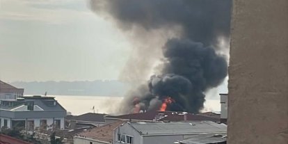 Küçükçekmece’de 4 katlı binanın çatı katından alevler yükseldi: O anlar kamerada