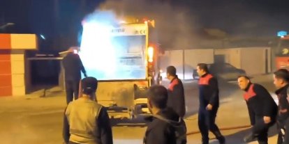 Çöp toplama sırasında yanan kamyonunu itfaiyeye sürdü