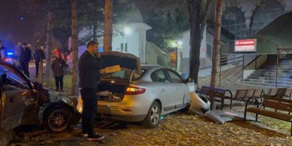 Kaza yapan otomobiller cami bahçesine girdi
