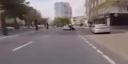 Hatalı şerit değiştirdi, motosiklet sürücüsünü düşürdü: 1 gözaltı