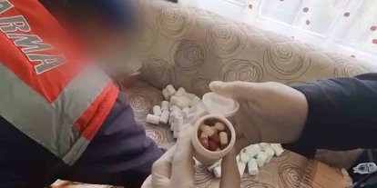 Jandarmanın adım adım takip ettiği uyuşturucu tacirinin evine operasyon: Binlerce hap ele geçirildi