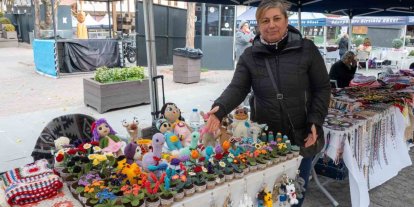 Soğuk havayı el emeği çiçekleriyle ısıtıyor