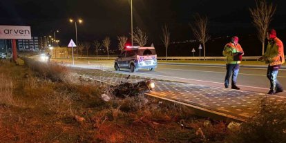 Polisten kaçan motosiklet sürücüsü ters yöne girerek, kaza yaptı: 1 yaralı