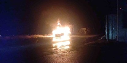 Park halindeki araç alev topu oldu, geriye hurda kaldı