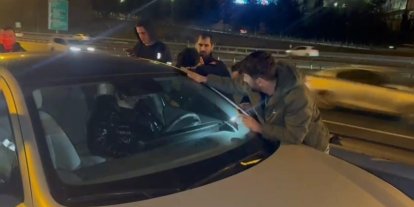 Otoyolda aracının içinde uyuyan adamı itfaiye camı kırarak uyandırdı