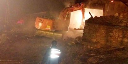 Feke’de ev yangını: bir ev kül oldu, lojman zarar gördü