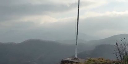 Yıpranan bayrak değiştirilmeyi bekliyor