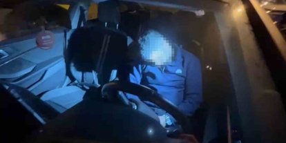 Direksiyon başında sızıp kaza yapan sürücü, 3 saatlik uğraş sonunda cam kırılarak uyandırdı