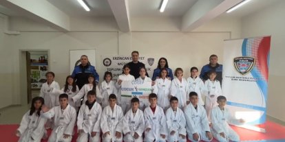 Erzincan’da "Hep Birlikte Aileyiz" Projesi kapsamında öğrencilere tekvando kıyafeti desteği