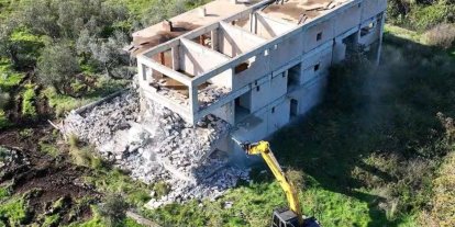 Ayvacık’ta 66 kaçak yapı yıkıldı