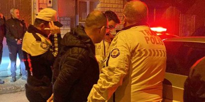 Alkollü sürücü 2 araca çarparak kaçtı, yakalanınca ekiplere zor anlar yaşattı