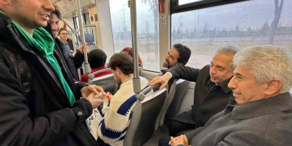 Başkan Yalçın meclis toplantısına tramvayla gitti