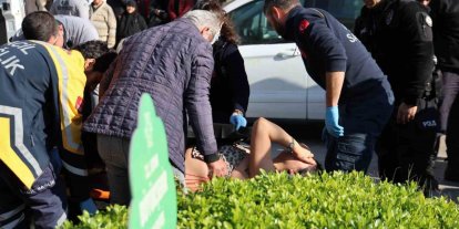 Boşanma duruşmasından çıktı, eşini sırtından bıçakladı