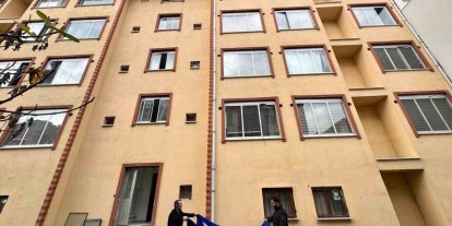 Mahsur kalan kedi için yatak taşıyıp battaniye gerdiler