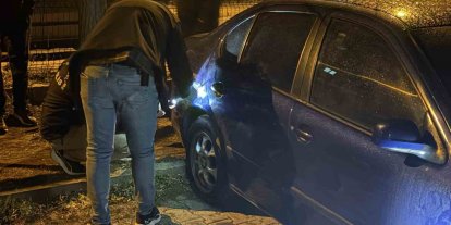 Aynı otoparktaki 5 otomobilin lastiğini kestiler