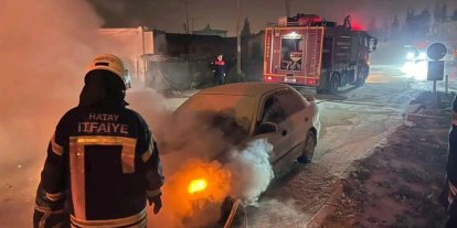 Antakya’da yanan otomobilde hasar oluştu
