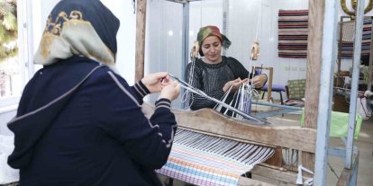 Kadınlar el emeği ve gönül birliğiyle üretiyor