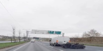 Sultangazi’de bu kadarına da "pes" dedirten görüntü: Aracın arkasına bağladığı onlarca kasayla böyle yol aldı