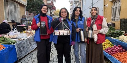 Gönüllü gençlerden pazar esnafına sıcak ikram