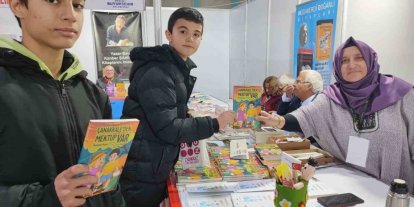 Yazar öğretmen kitap fuarında öğrencilerle buluştu