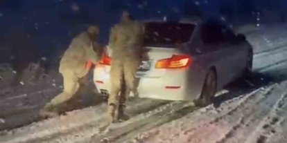 Muş-Bulanık yolunda ulaşıma kar engeli: Jandarma ekipleri rampada mahsur kalan araçları tek tek kurtardı