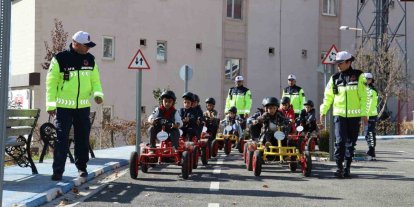 Geleceğin sürücüleri trafik parkurunda