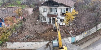 Karabük’te tehlikeli yapıların yıkımı sürüyor