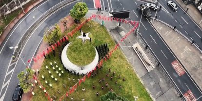 Çevik kuvvet personelinden şehitler için anlamlı anma