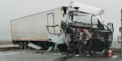 Tır yol kenarındaki tırın dorsesine çarptı: 1 yaralı