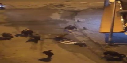 Laf attığı kişiler tarafından böyle darp edildi… Dövmekle yetinmediler, yerde tekmelediler
