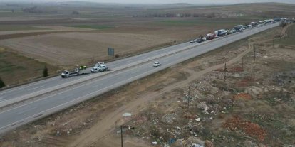 Maddi hasarlı kaza kara yolunu tek yönlü ulaşıma kapattı