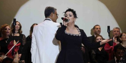 Kebapçısı da doktoru da bu koroda: 25 kişilik koro sahneye çıktı, izleyenleri mest etti