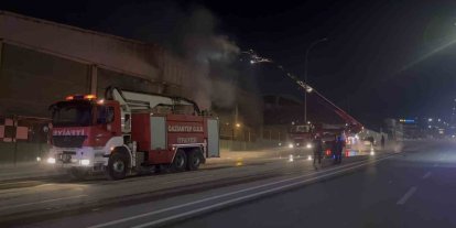 Gaziantep’te ambalaj fabrikasında yangın: 1 işçi dumandan etkilendi
