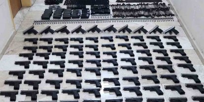 Bagajdan silah deposu gibi 90 adet ruhsatsız tabancı çıktı
