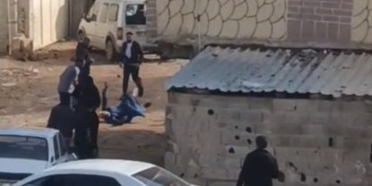 Şanlıurfa’da meydan savaşına dönen kavgada 1 kişinin silahla vurulma anı kamerada