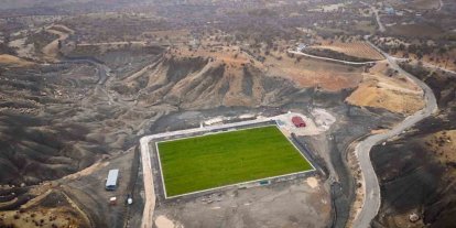 Mardin’de UEFA standartlarında çim yüzeyli futbol sahasında sona gelindi