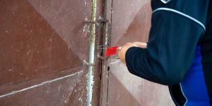 Adana’da depoda kokmuş 25 kasa tavuk ele geçirildi