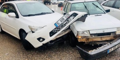 Ceylanpınar’da 2 otomobil çarpıştı